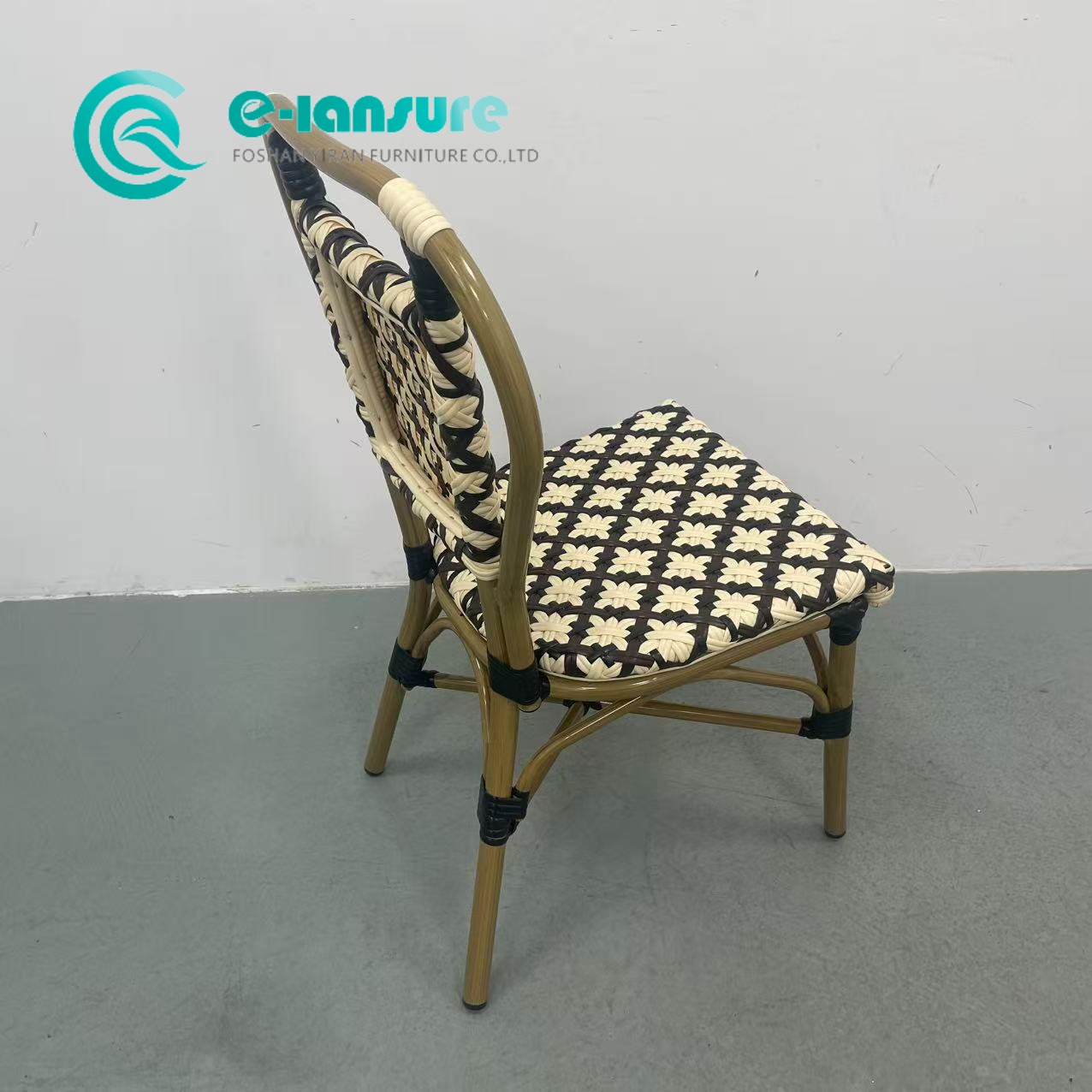 Chaise d'ext&eacute;rieur en rotin.jpg