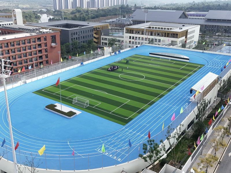 skolprefabricerad löparbana i gummi med minifotbollsplaner