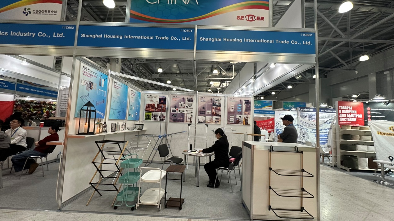كشك Shanghai Housing في 2026 HOUSEHOLD EXPO في موسكو يعرض أجهزة تهوية الملابس ورفوف التجفيف.png